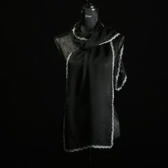 Seidenschal mit Stickerei 