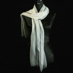 Seidenschal mit Stickerei 