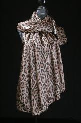 Seidenschal aus Pongeseide mit Leomuster 