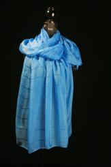 Seidenschal mit eingewebter Struktur 