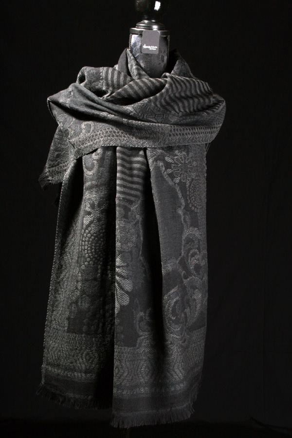 Wollschal schwarz mit Ornamenten 
