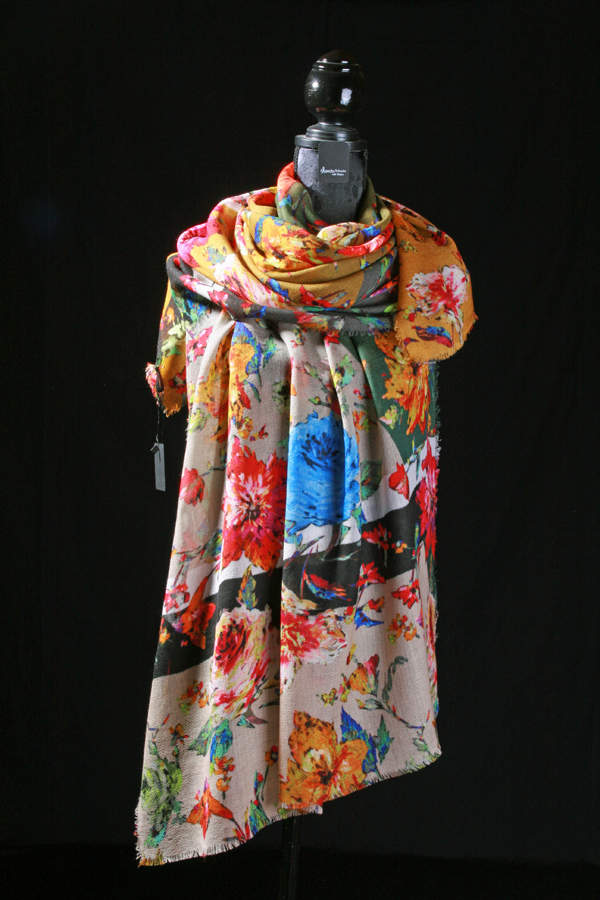 Wollschal mit Blumen 