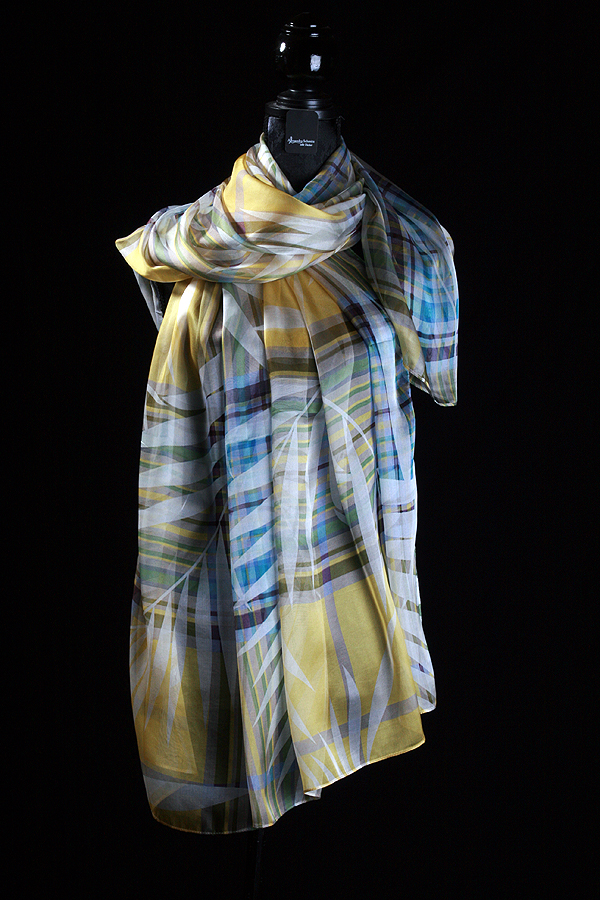 Seidenschal mit zarten Farben 