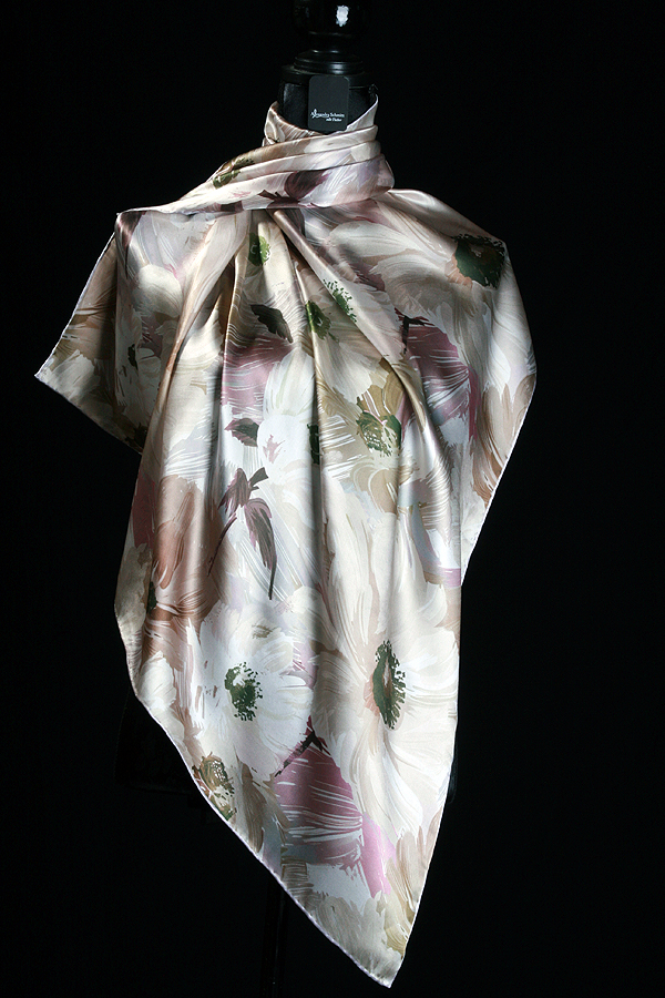 Seidentuch Satin mit Blumen 