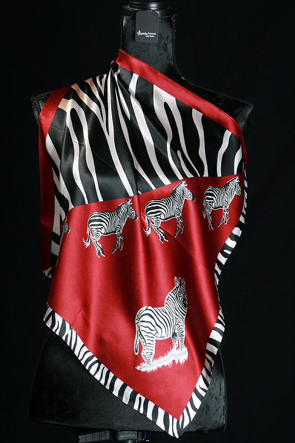 Nicki Seidentuch mit Zebras 