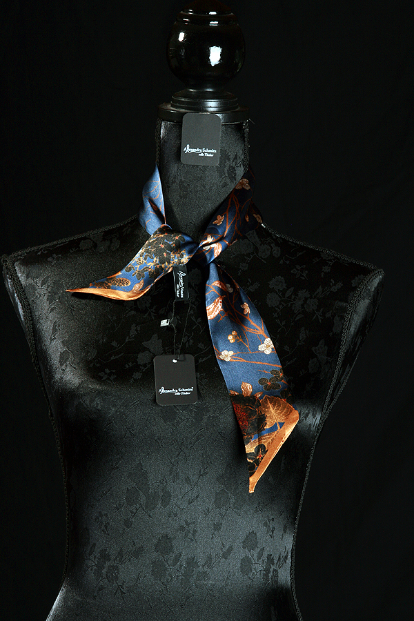 Krawattenschal mit Blumen 