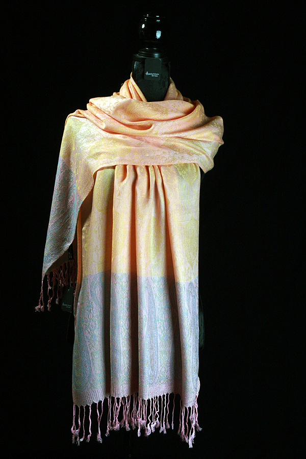 Schal in Pastellfarben 