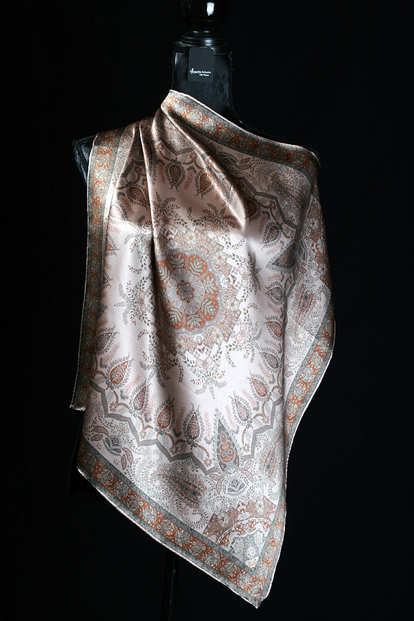 Seidentuch Satin mit klassischen Motiven 