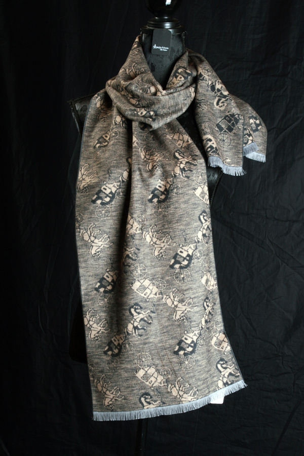 Schal aus Seiden-Fleece mit Pfedemotiven 